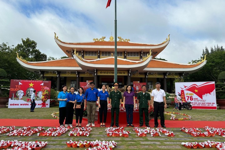 Hội Cựu chiến binh, Công đoàn, Đoàn thanh niên PVChem tại khu vực phía Nam tổ chức Dâng hương tưởng nhớ các anh hùng liệt sỹ trong ngày 27/7